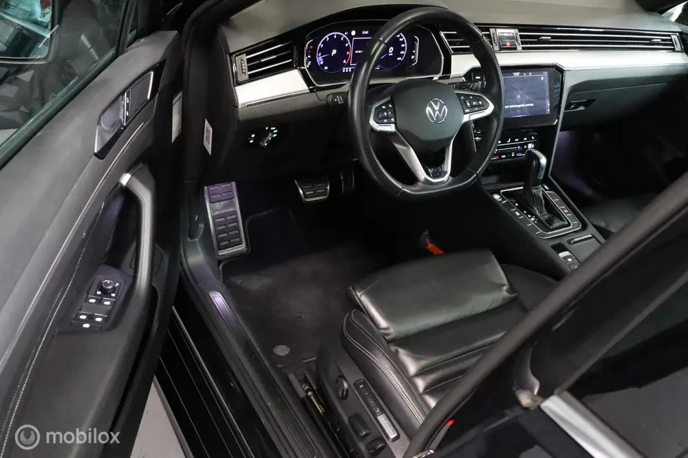 Volkswagen Passat Variant 1.5 TSI R-Line Business + | PANO | uit 2021, foto 12