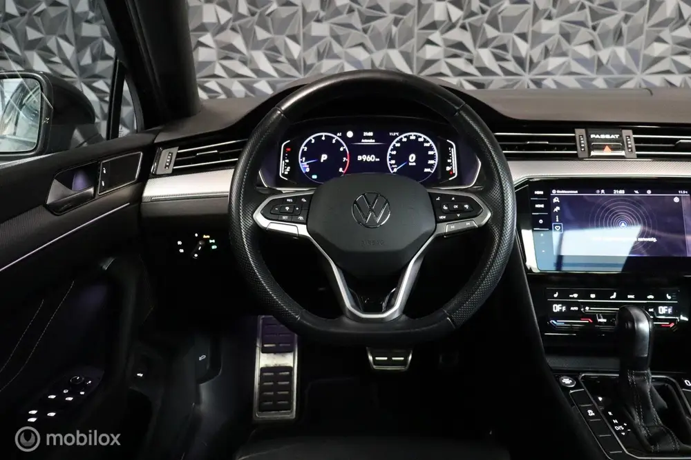 Volkswagen Passat Variant 1.5 TSI R-Line Business + | PANO | uit 2021, foto 14