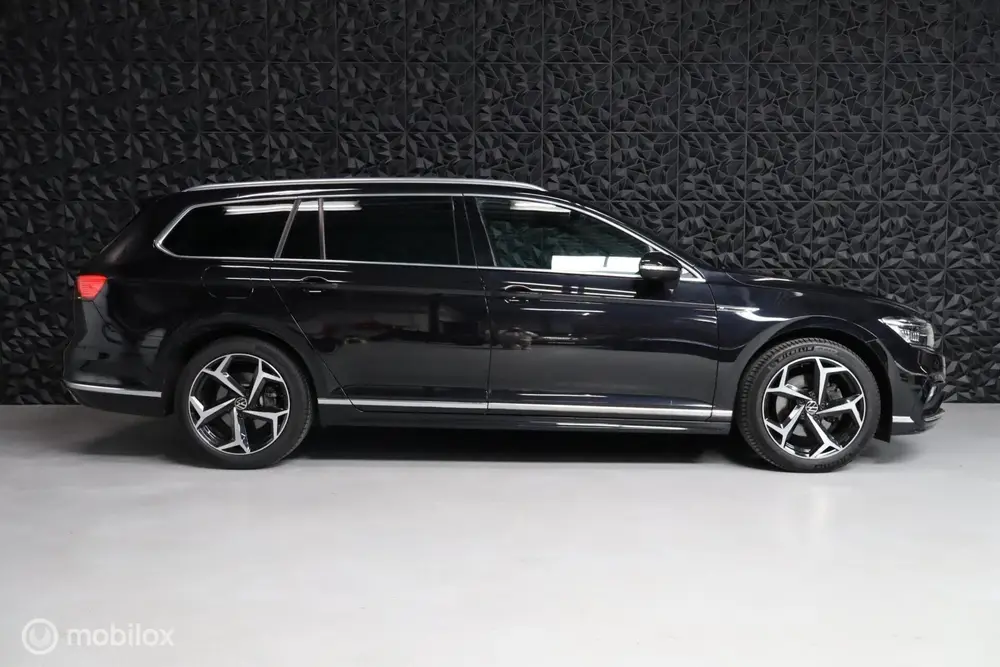 Volkswagen Passat Variant 1.5 TSI R-Line Business + | PANO | uit 2021, foto 3