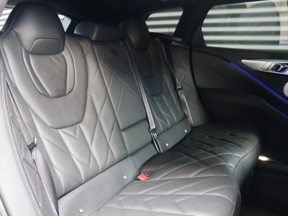 BMW XM PHEV uit 2023, foto 11