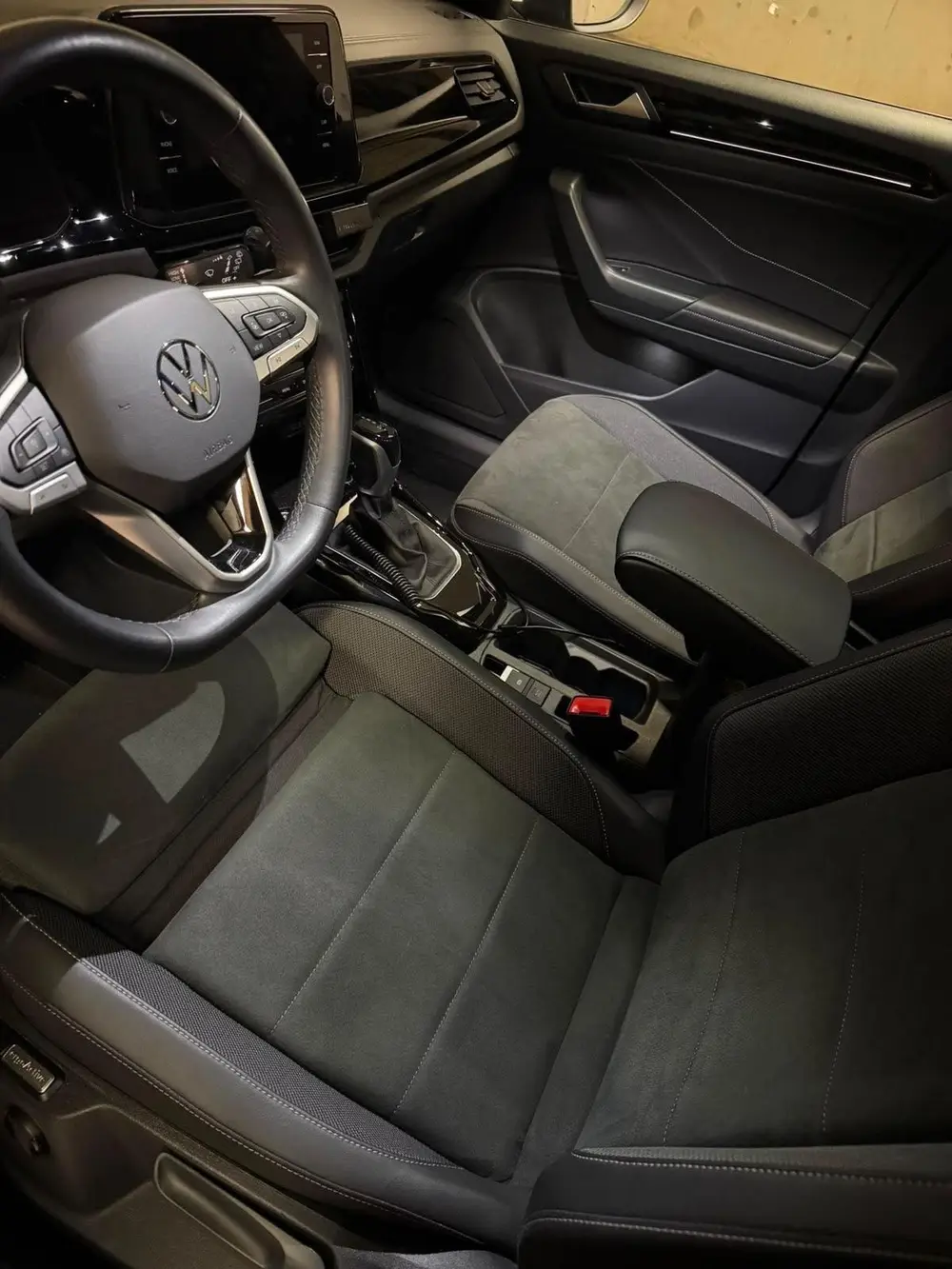 Volkswagen T-Roc 1.5 TSI Life Business uit 2023, foto 16