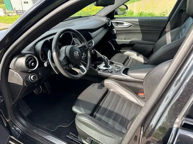 Alfa Romeo Giulia 2.0 T Veloce AWD 280 PK Panoramadak Full O uit 2022, foto 2