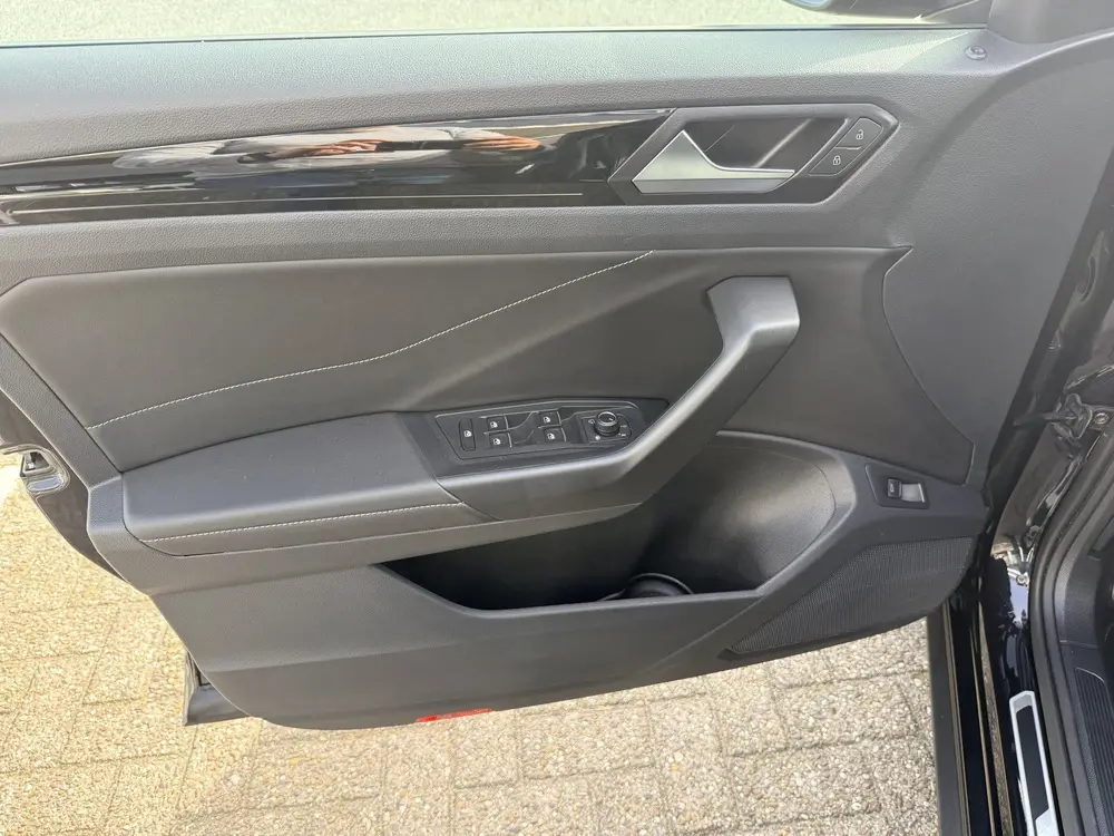 Volkswagen T-Roc 1.5 TSI R-Line Edition | LED | Keyless | Vi uit 2025, foto 20