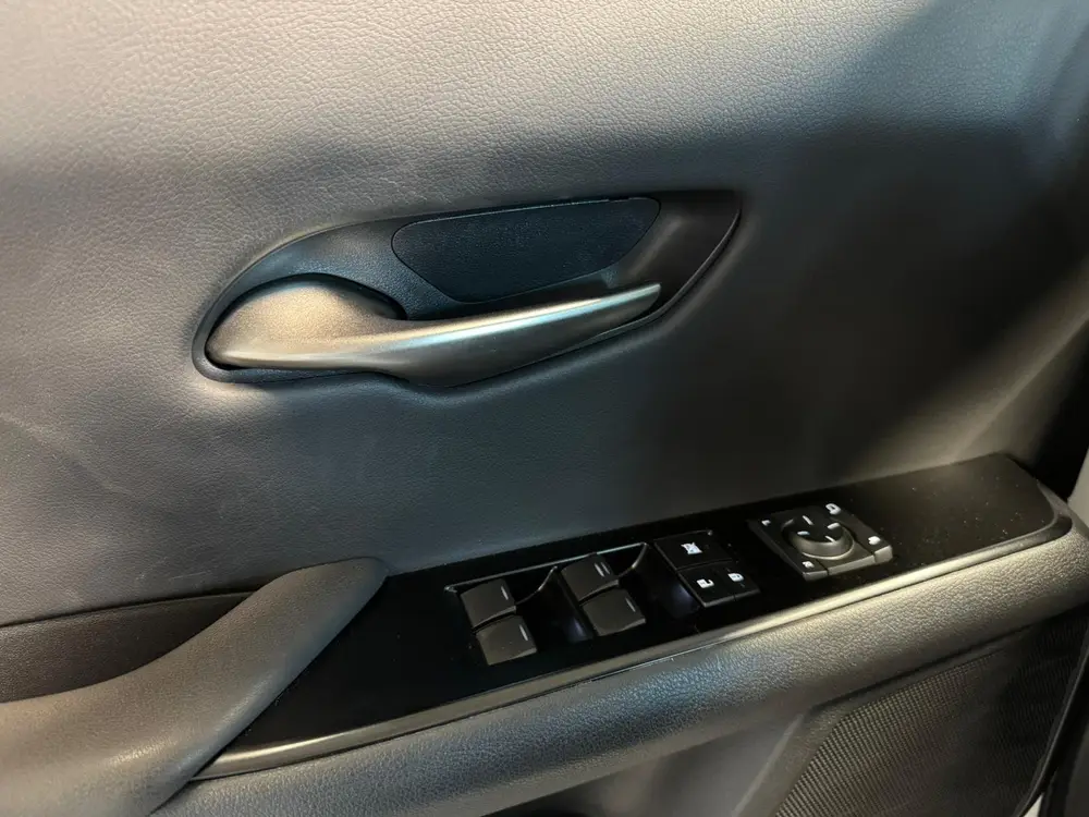 Lexus UX 250h Luxury Line uit 2022, foto 8