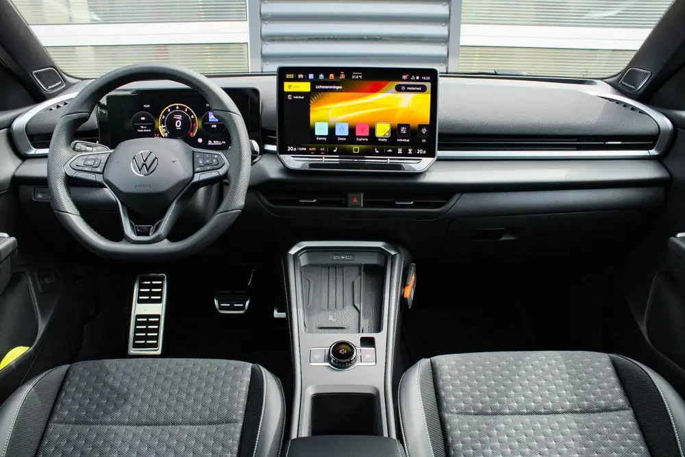 Volkswagen T-Roc 1.5 eTSI 150pk DSG R-Line Edition | Panoram uit 2026, foto 5