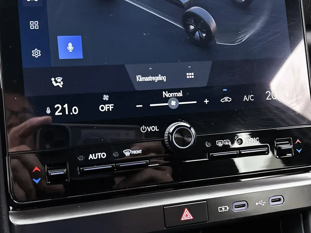 Lexus LBX 2WD uit 2024, foto 10