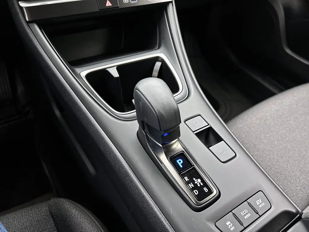 Lexus LBX 2WD uit 2024, foto 11