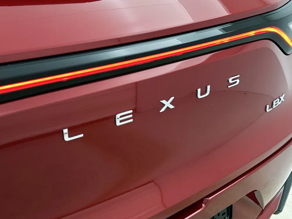 Lexus LBX 2WD uit 2024, foto 19