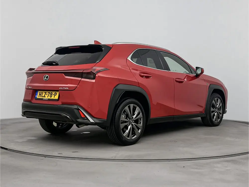 Lexus UX 250h F-Sport Design uit 2024, foto 2
