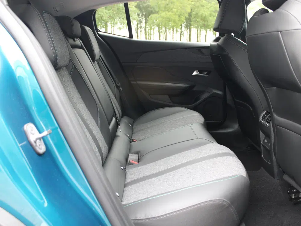 Peugeot 408 1.2 PT Allure Pack 130pk EAT8 Automaat uit 2024, foto 12