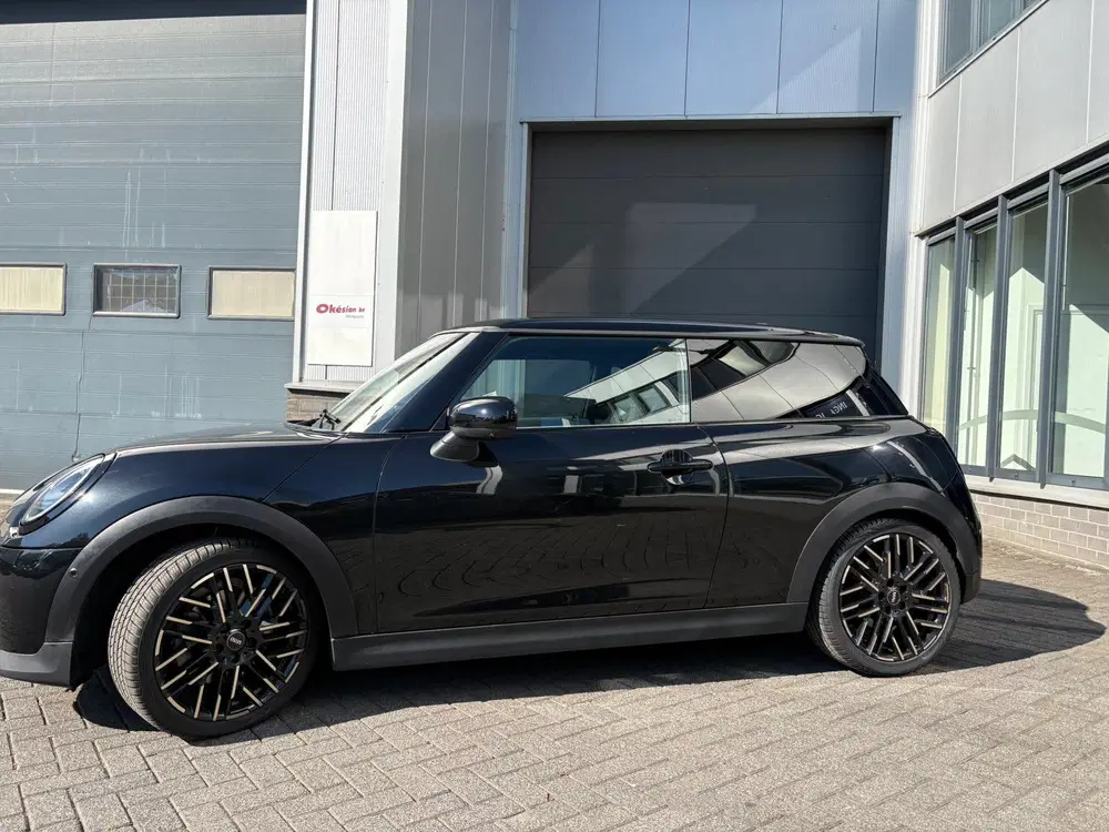 Mini Cooper 1.5 156pk Aut 2024 Zwart uit 2024, foto 2