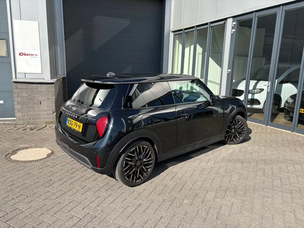 Mini Cooper 1.5 156pk Aut 2024 Zwart uit 2024, foto 3