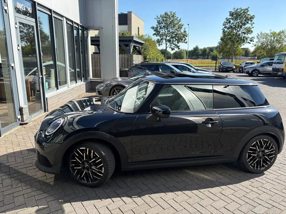 Mini Cooper 1.5 156pk Aut 2024 Zwart uit 2024, foto 5