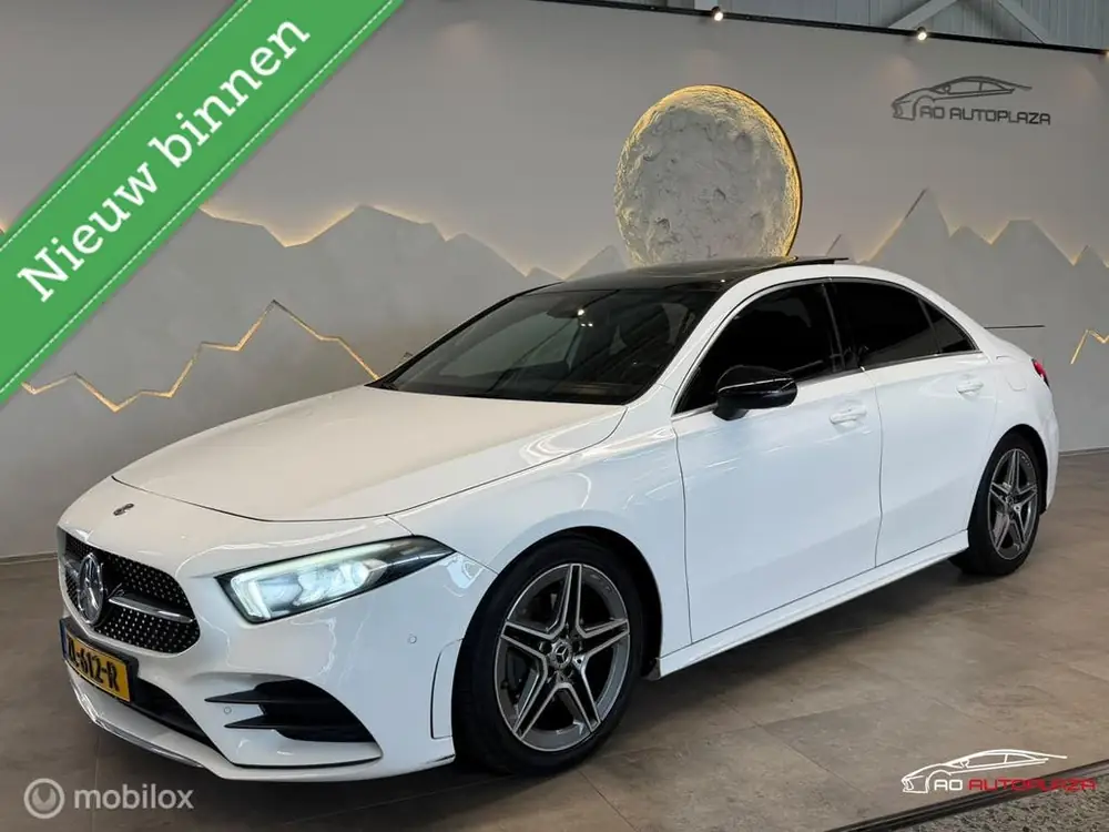 Mercedes-Benz A-Klasse Mercedes A-klasse 200 AMG Limousine Panorama/Camera/Widescre uit 2019