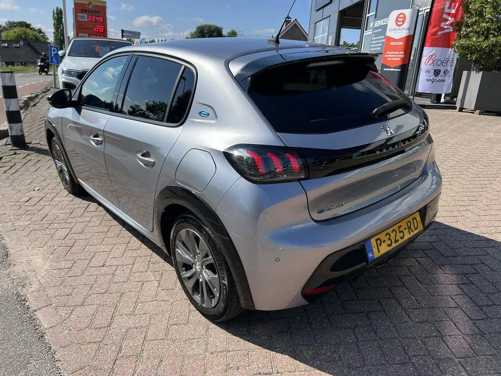 Peugeot 208 EV Allure Pack 50 kWh 136pk Automaat uit 2022, foto 3