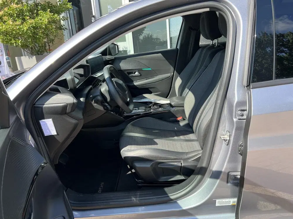 Peugeot 208 EV Allure Pack 50 kWh 136pk Automaat uit 2022, foto 9