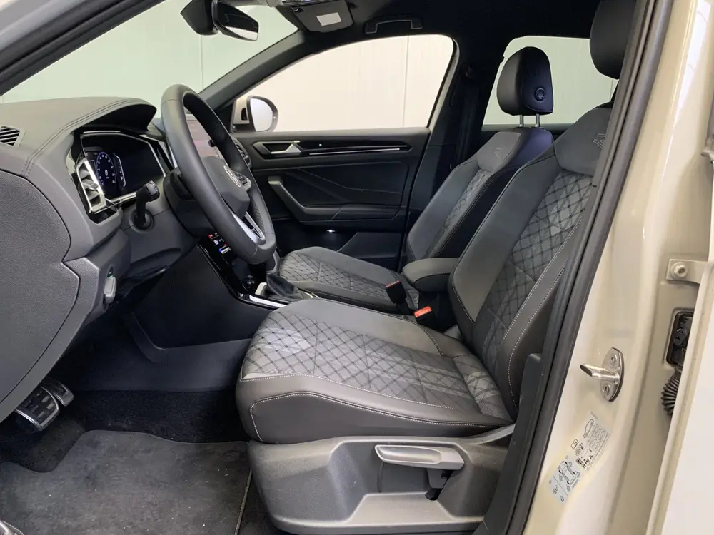 Volkswagen T-Roc 1.5 TSI R-Line 150PK IQ LIGHT-CAMERA-NAVI-A uit 2024, foto 3