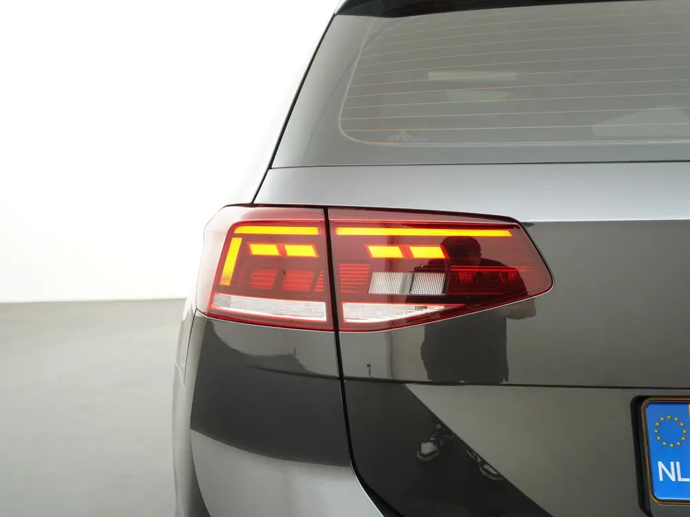 Volkswagen Passat Variant 1.5 TSI Business DSG | Panoramadak uit 2023, foto 20