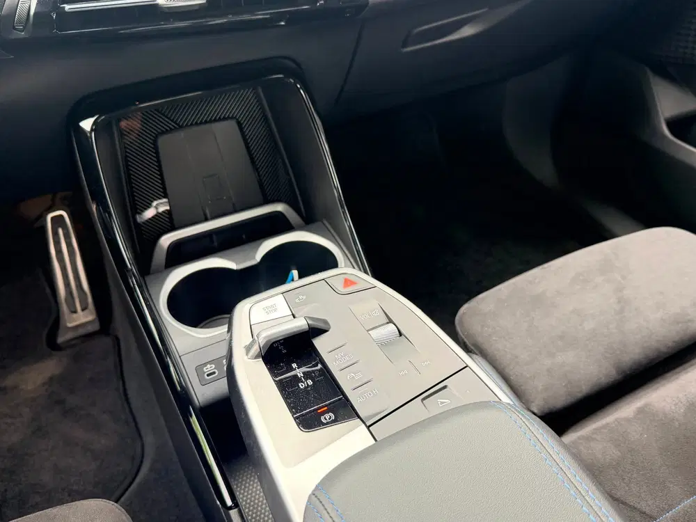 BMW iX2 eDrive20 M- sport uit 2024, foto 16