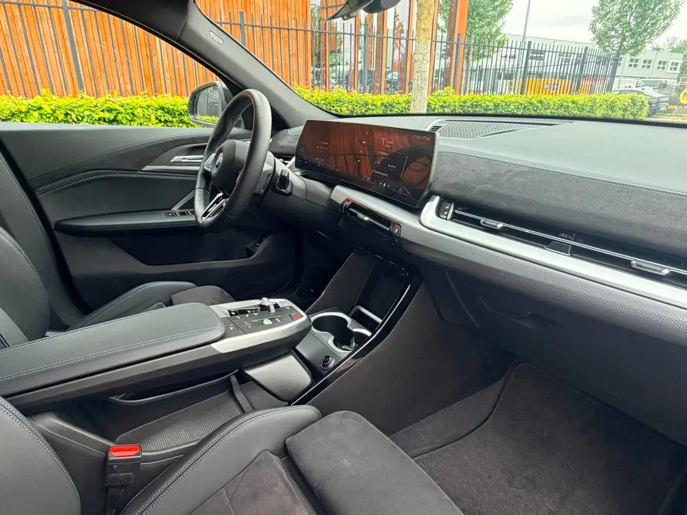 BMW iX2 eDrive20 M- sport uit 2024, foto 3