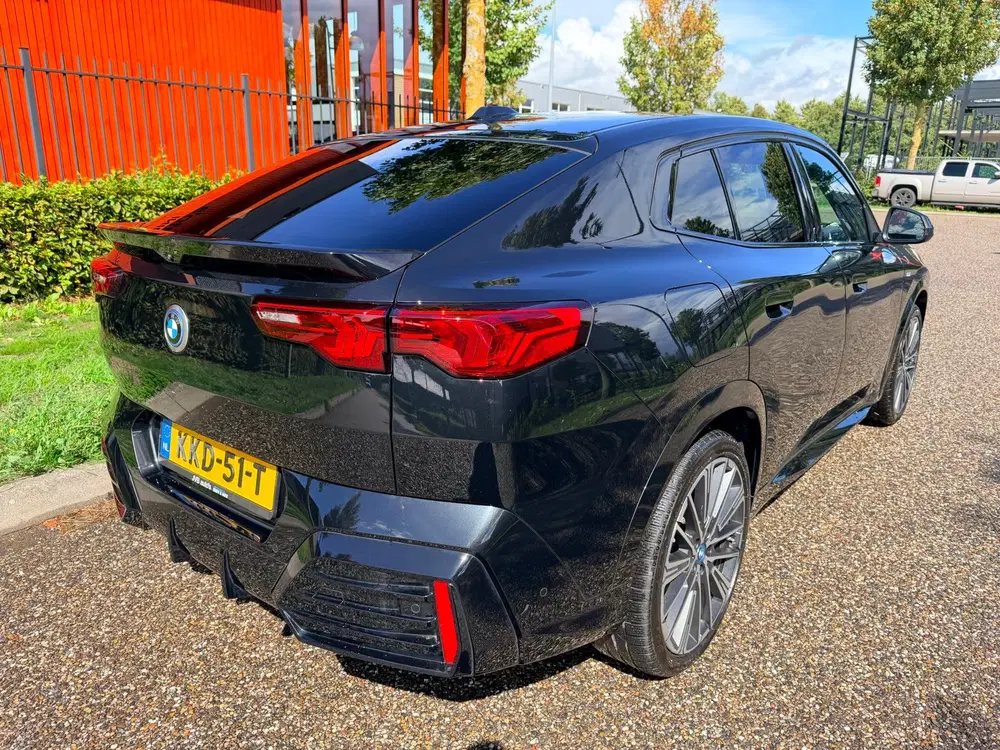 BMW iX2 eDrive20 M- sport uit 2024, foto 6