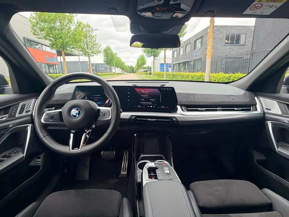 BMW iX2 eDrive20 M- sport uit 2024, foto 8