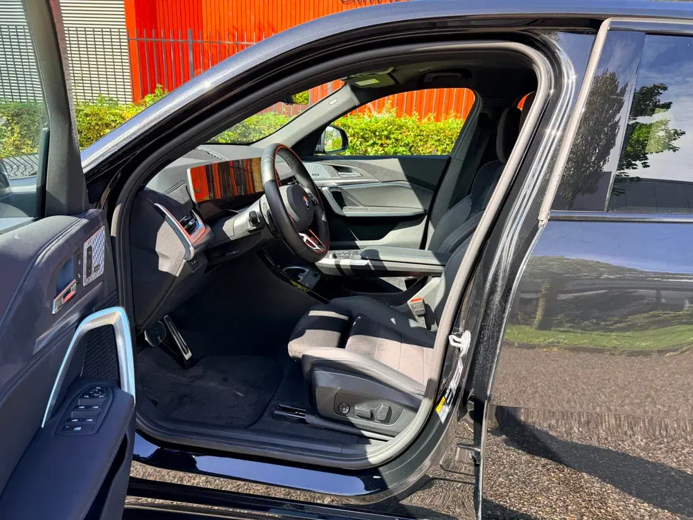 BMW iX2 eDrive20 M- sport uit 2024, foto 9