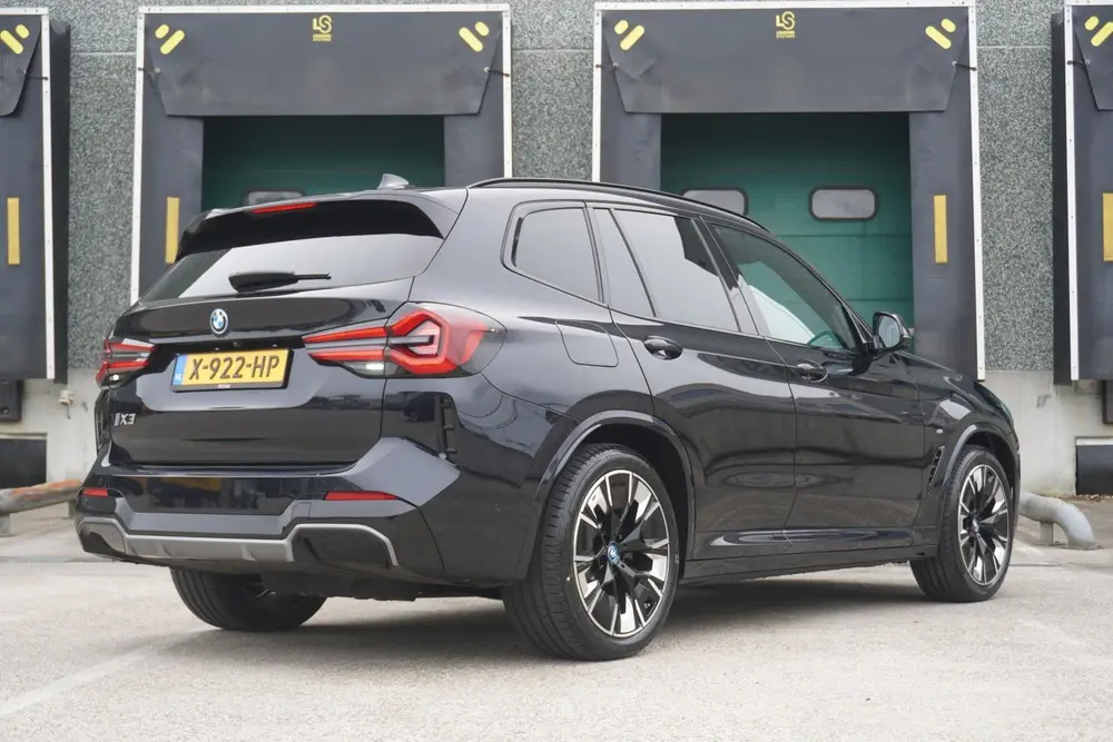 BMW iX3 286pk High Executive 80 kWh uit 2023, foto 2