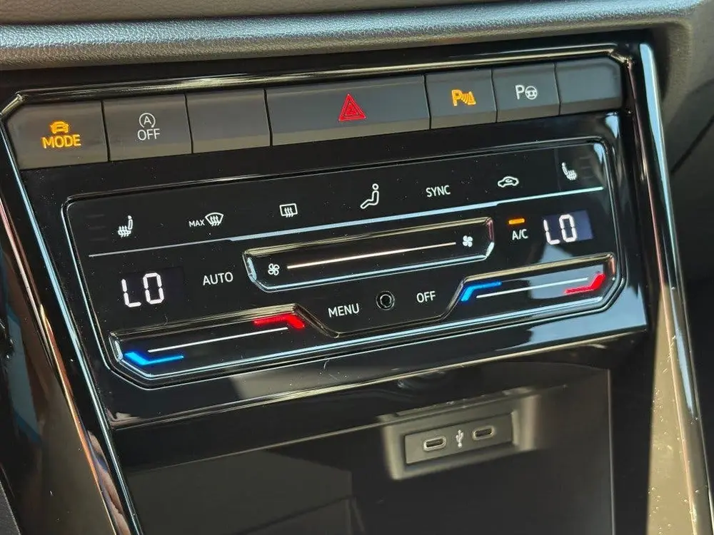 Volkswagen T-Roc 1.0 TSI R-LINE FACELIFT NAVI CAMERA CARPLAY uit 2023, foto 10