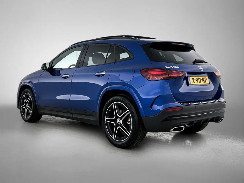 Mercedes-Benz GLA 180 AMG Line uit 2024, foto 13