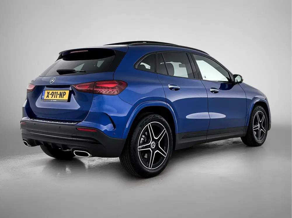 Mercedes-Benz GLA 180 AMG Line uit 2024, foto 2