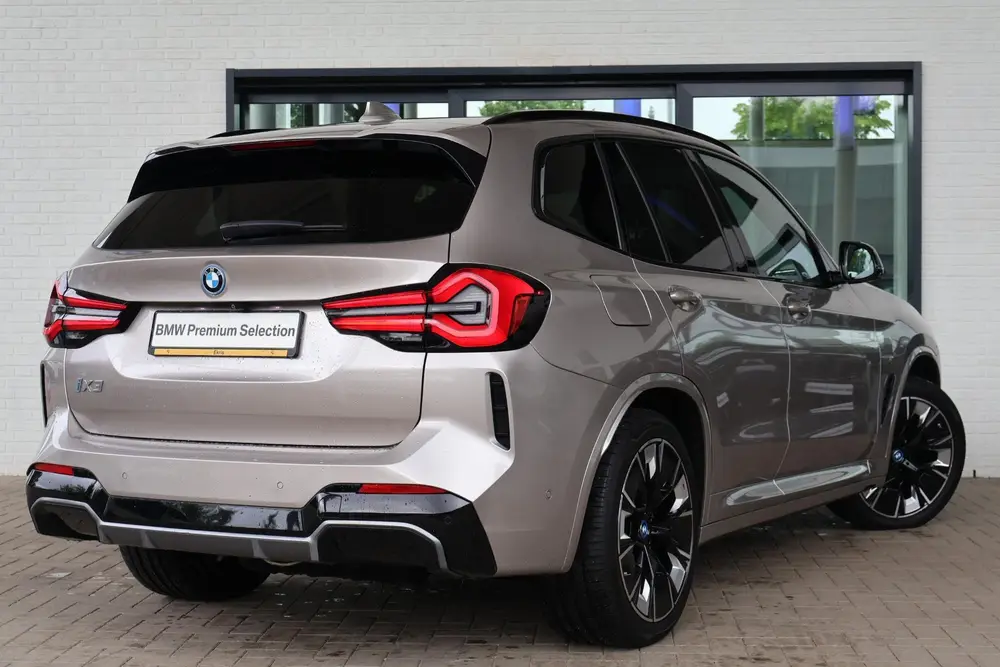 BMW iX3 uit 2022, foto 2