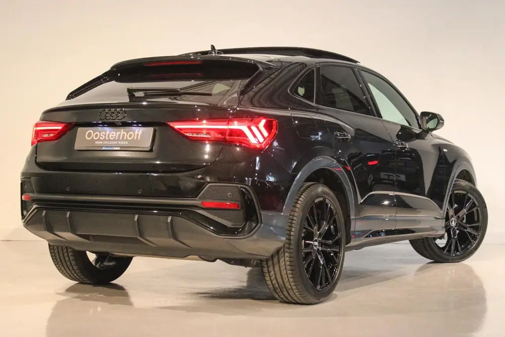 Audi Q3 35 TFSI S edition PANO uit 2023, foto 2