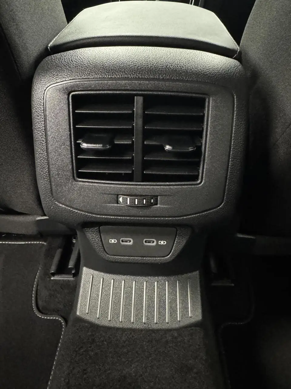 Volkswagen T-Roc 1.5 TSI DSG R-Line Afn.Trekhaak-Navigatie-A uit 2025, foto 18