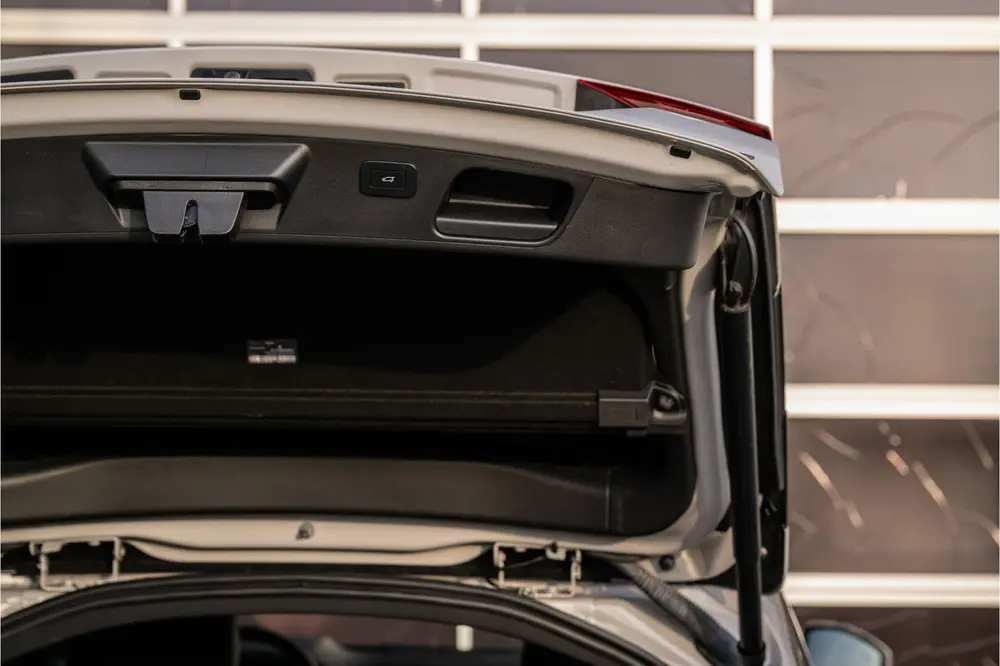 Jaguar E-Pace 1.5 P300e AWD R-Dynamic Black Edition, Meridia uit 2022, foto 10
