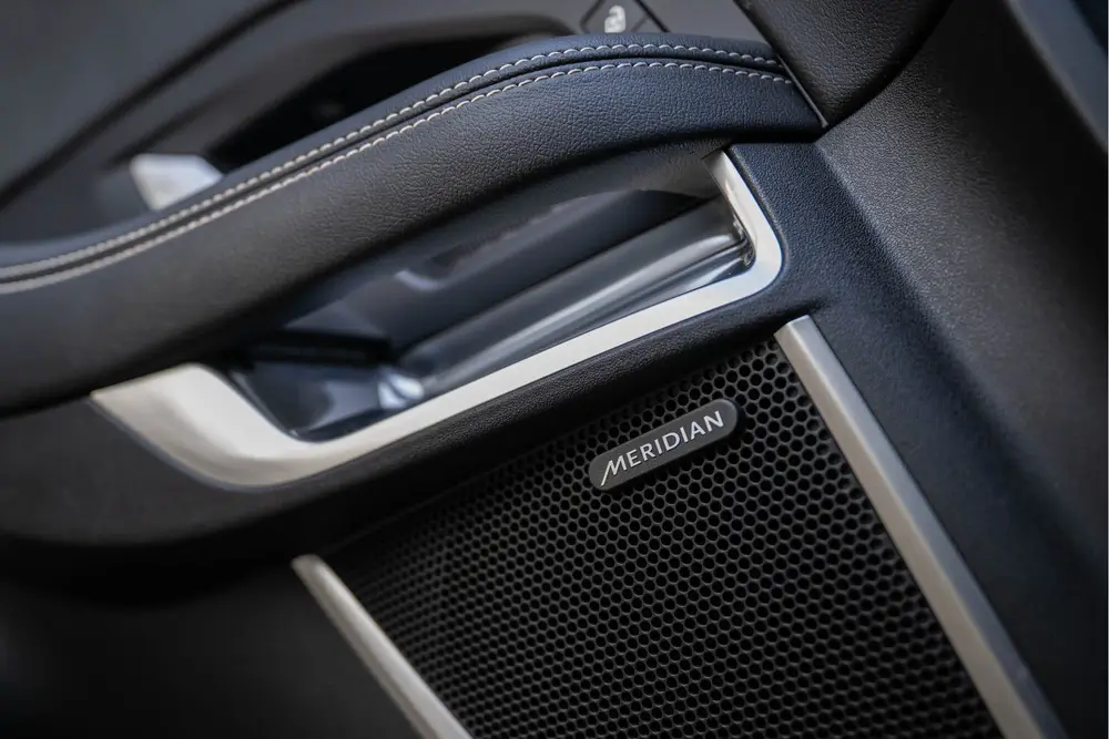 Jaguar E-Pace 1.5 P300e AWD R-Dynamic Black Edition, Meridia uit 2022, foto 17