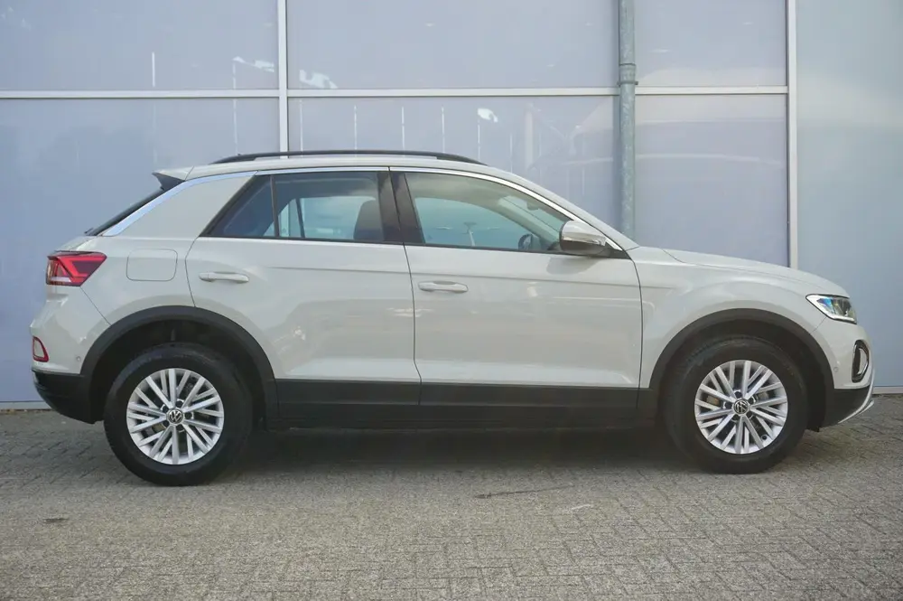 Volkswagen T-Roc 1.0 TSI 110pk Life | Navigatie | Applecarpl uit 2022, foto 3