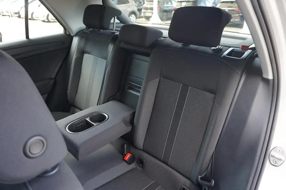 Volkswagen T-Roc 1.0 TSI 110pk Life | Navigatie | Applecarpl uit 2022, foto 6