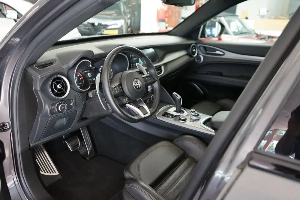 Alfa Romeo Stelvio 2.0 T AWD Veloce Lederen interieur delen uit 2021, foto 13