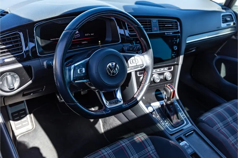 Volkswagen Golf 2.0 TSI GTI Performance Panoramadak/Adaptive uit 2019, foto 2
