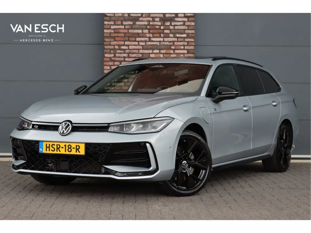 Volkswagen Passat Variant 1.5 eHybrid R-Line Edition | ACC | uit 2024