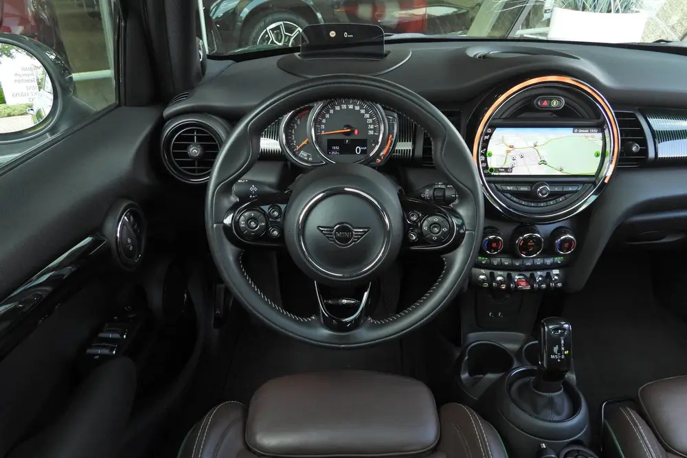 Mini Hatchback Cooper Automaat uit 2019, foto 2