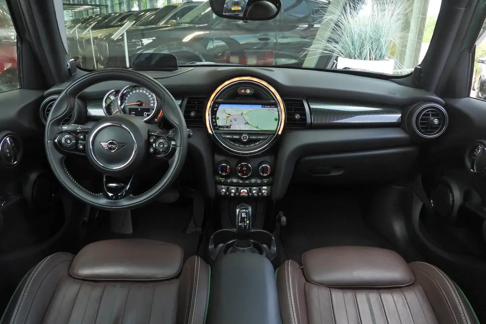 Mini Hatchback Cooper Automaat uit 2019, foto 3