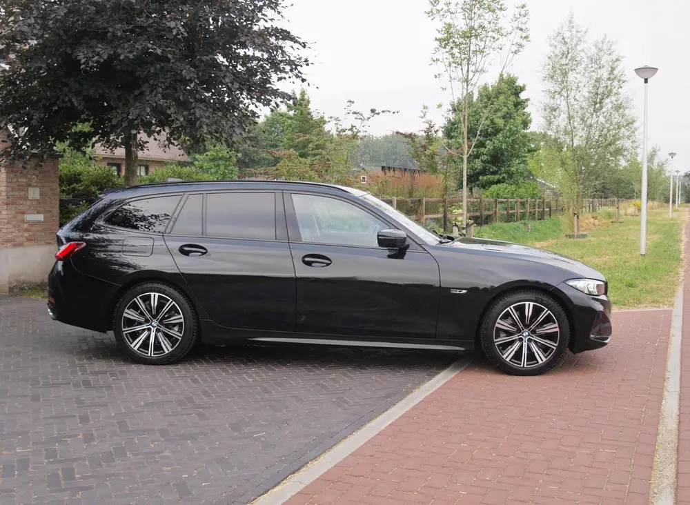 BMW 3-serie 320e uit 2023, foto 11