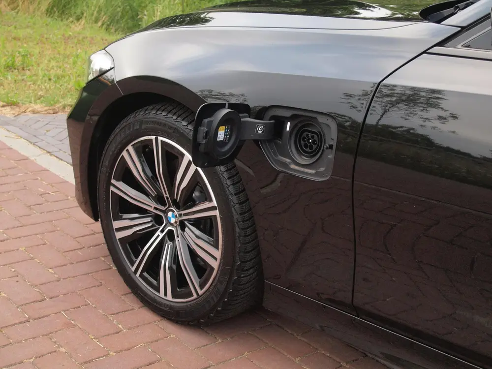 BMW 3-serie 320e uit 2023, foto 12