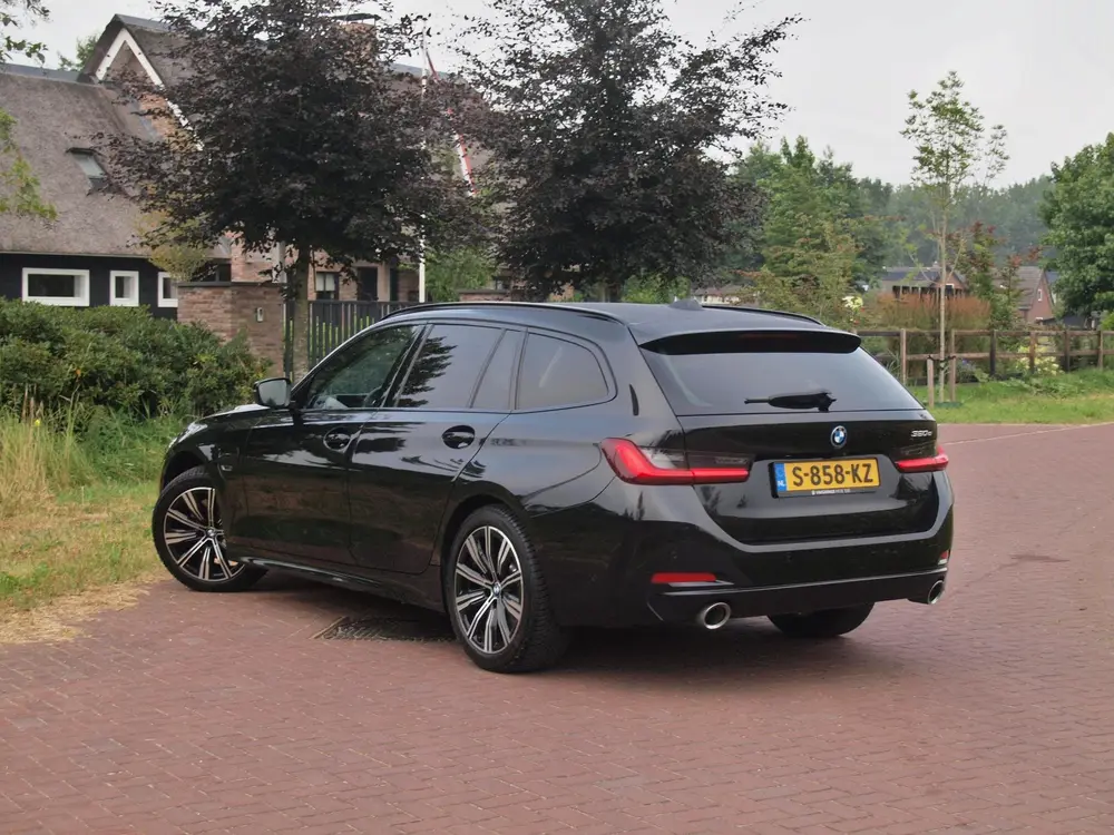 BMW 3-serie 320e uit 2023, foto 2