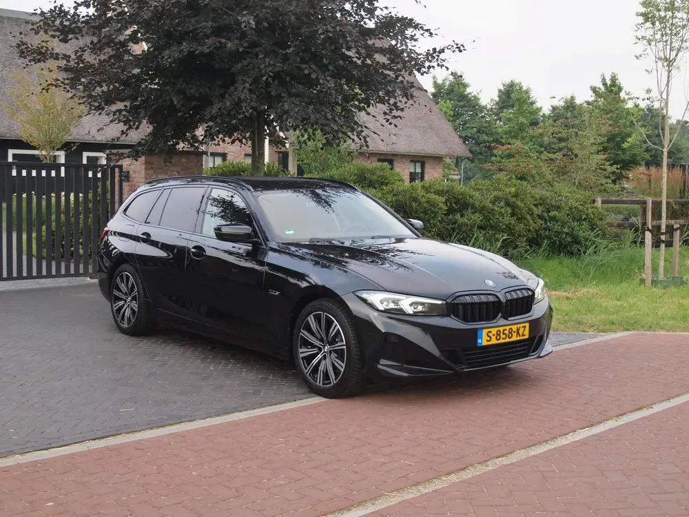 BMW 3-serie 320e uit 2023, foto 4