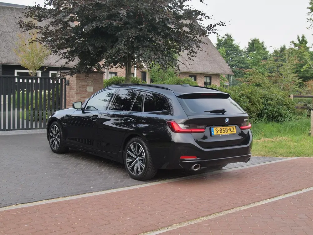 BMW 3-serie 320e uit 2023, foto 8