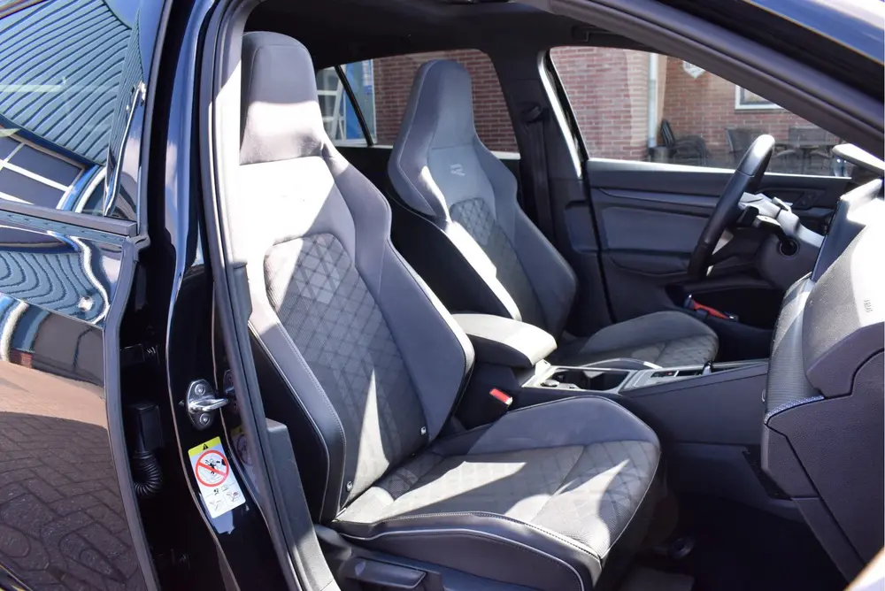 Volkswagen Golf 1.5 eTSI R-Line Business+ Panoramadak Automa uit 2022, foto 3