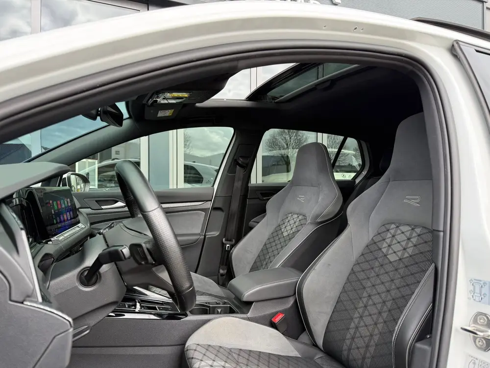 Volkswagen Golf 1.5 eTSI R-Line Business PANO uit 2023, foto 13